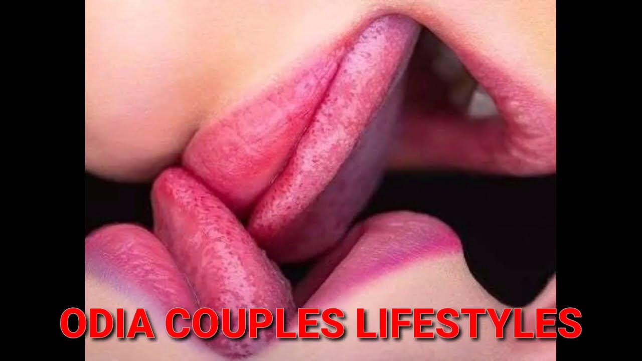 Лесбийский поцелуй крупным планом