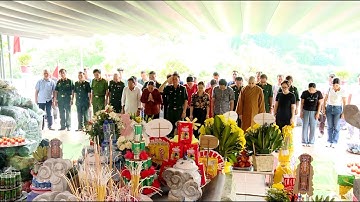 Dâng hương tưởng niệm các liệt sĩ tại nghĩa trang Vị Xuyên