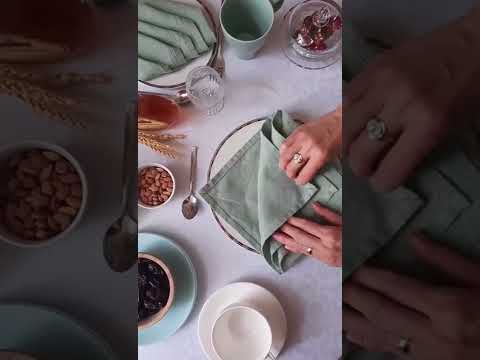 Сервировка стола - как уложить салфетки на тарелки.