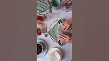 Сервировка стола - как уложить салфетки на тарелки.