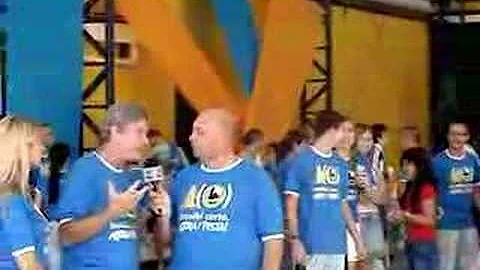 Arthur e Kadine no fundo da entrevista do Thiede!!!
