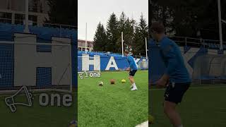 А КАКИМ МЯЧОМ ХОТЕЛИ БЫ ВЫ ПРОБИТЬ? ⚽🔥#shorts #football #АкадемияДинамо #футбол