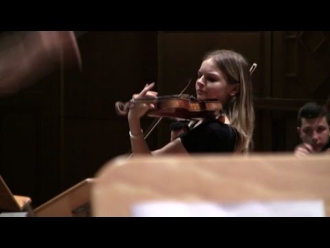 Primo violino della Scala Laura Marzadori suona nella sua Bologna