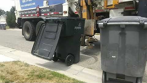 An autocar ACX automizer on recycling