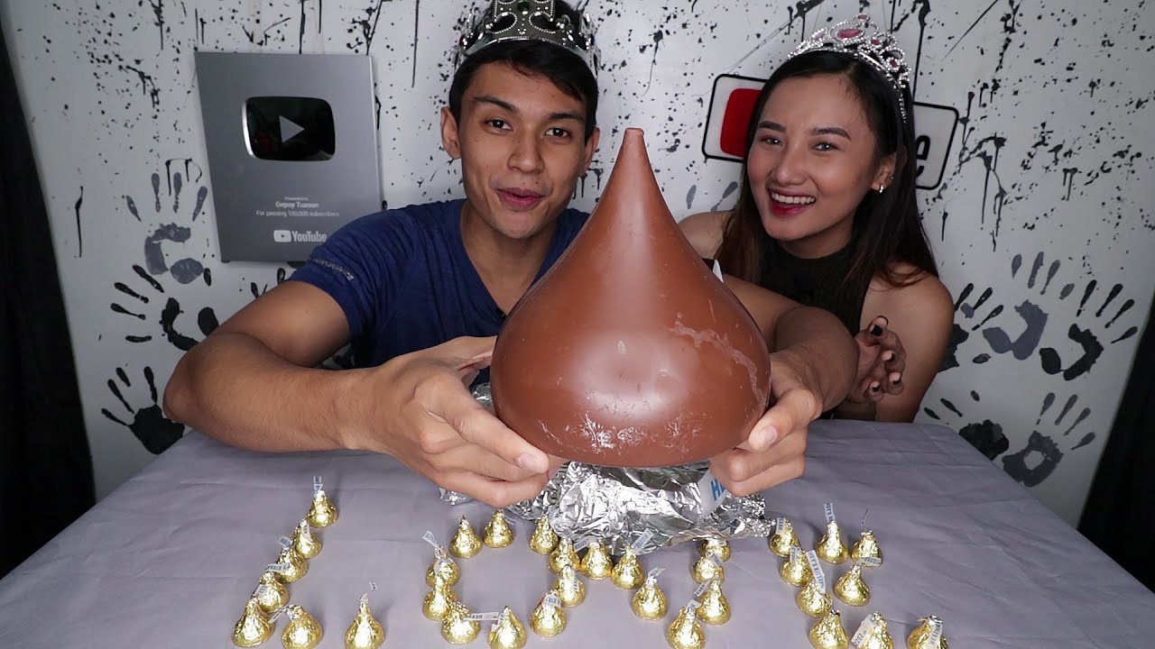 Giant CHOCOLATE MUKBANG [World's Largest HERSHEY's KISSES]