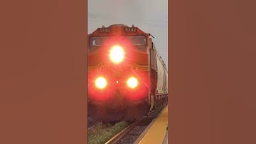 Solo DASH 9 Leader pulls a fast manifest at sunset