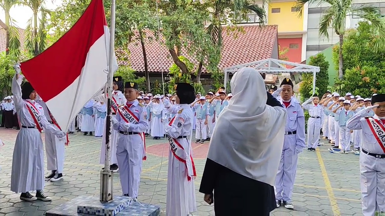 PASKIBRA LANJUTAN Kls 6A, PENGIBARAN BENDERA MERAH PUTIH thn 2024-2025, Daivan, keshia, Fadel, dkk