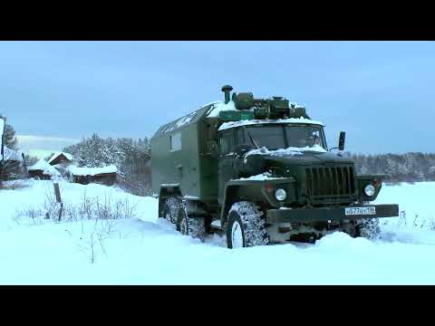 Видео: Пробиваемся на Урале там где ГАЗ-66 не смог проехать. Ночуем в кунге Урала. Готовим плов в лесу.