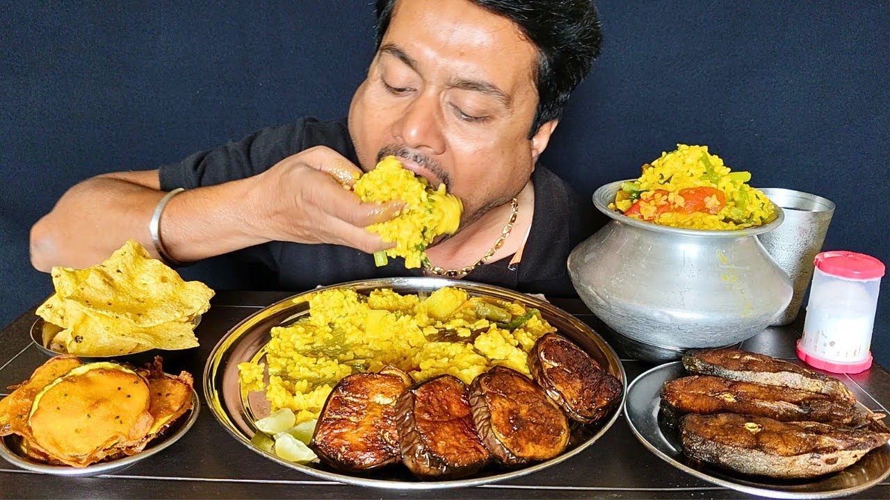 Big Bies Eating🔥 Khichuri (খিচুড়ি)😋 With Boal Mach Bhaja🐟, Beguni🍆, Begun Bhaja🍆, Papod🤤, Lebu🍋