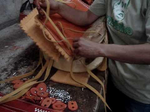 Video: Cómo Hacer Una Silla De Montar De Cordero En Masa