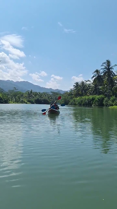 naik kano di pantai blado