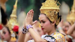 รำแก้บน ( Thai folk dancer)