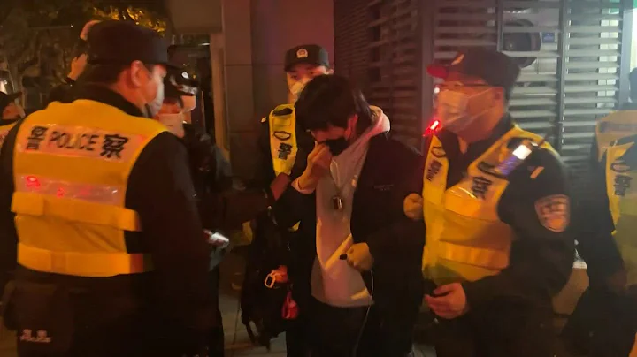 Arrest and heavy police presence on Shanghai intersection | AFP - DayDayNews