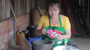 Tuav qaub dib noj sus/cucumber salad for lunch