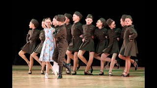 Идёт солдат по городу, студия «Микс Дэнс». A soldier walks through the city, 