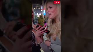 Ashley se diverte no bar, mas Jay não a deixa em paz