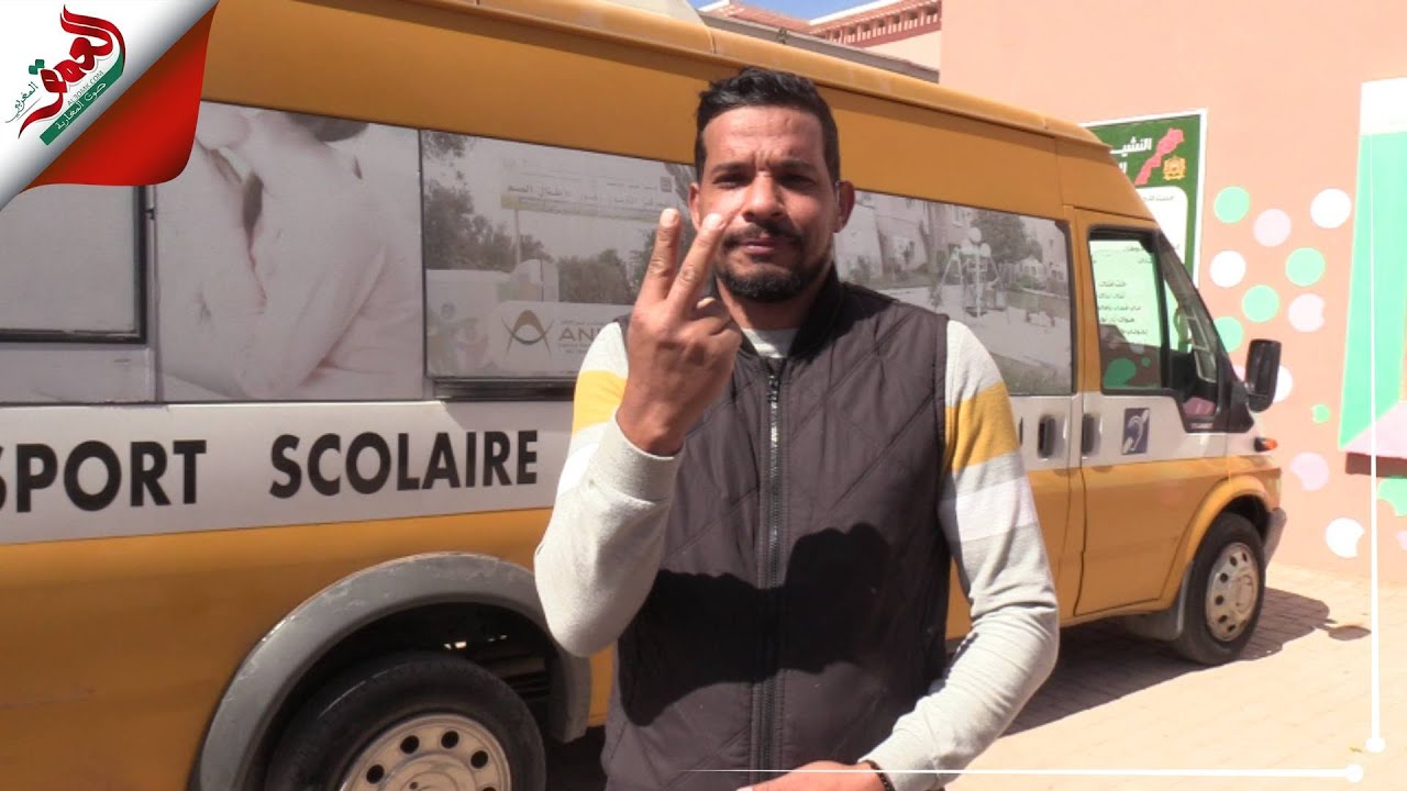 يوسف البحراوي.. أول مغربي أصم يحصل على رخصة سياقة الحافلات ويشتغل سائقا للنقل المدرسي بأكادير
