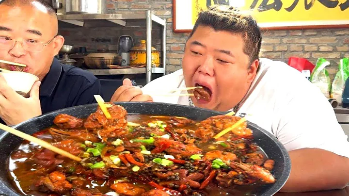 Braised pork intestines soaked in broth paired with chicken—Monkey King devours them with gusto!