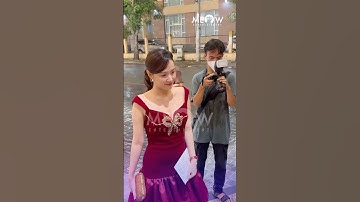 Midu diện đầm đỏ đẹp sáng trưng trong đêm mưa khi đến dự đám cưới Anh Đức