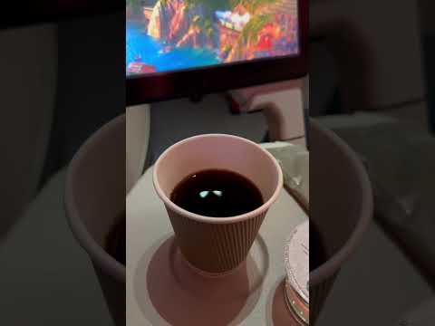 استمتع بشرب كوب من القهوة         