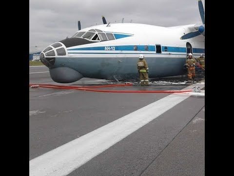 Аварийная посадка Ан-12 в аэропорту Кольцово 10.10.2019 | E1.ru