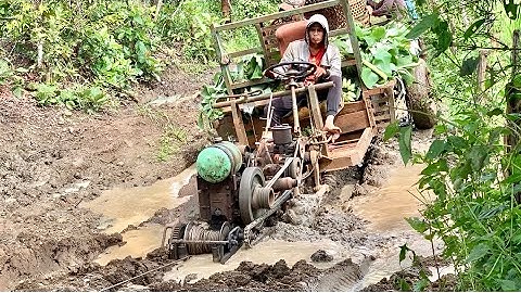 Xe công nông cầu đẩy chở chuối gặp phải lầy lội nhất của KIU 81 và cái kết