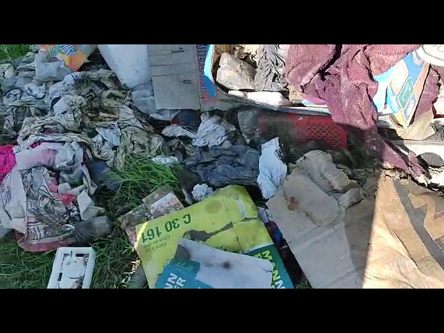 Arrojan basura en la vía pública y vecinos hacen denuncia pública.