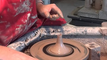 SIMON LEACH POTTERY TV - How to throw a teapot spout !
