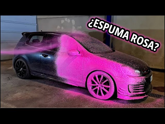 mano lavar con jabón, rosado espuma en el cuerpo. coche Lavado con