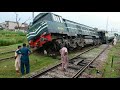 Pakistan railways 11uphazara express arrival and derail train 105uprawal express