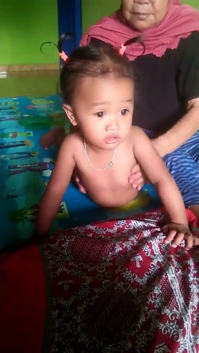 adik Nurul lagi di pijat,,, tpi dia ngk nangis looo,,,,  😂😂😂