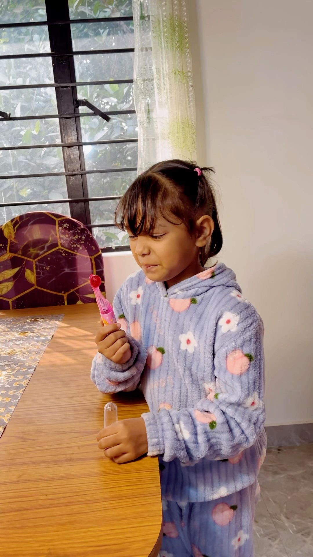 Didi Ne Brush Wali Candy Kha Le