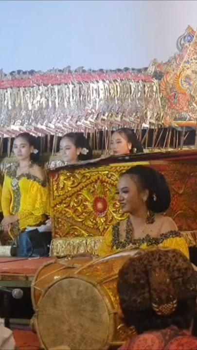 Aksi tukang kendang perempuan