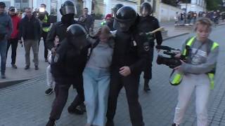 Полицейский ударил девушку - ещё потерпим? Митинг 10 августа Москва Оборотни в погонах