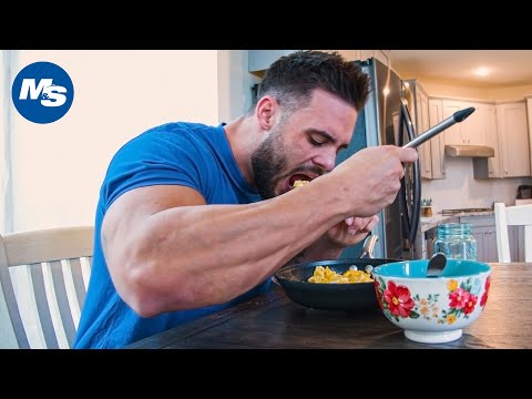 What Pro Bodybuilders Eat For Breakfast | Logan Franklin&#039;s Offseason Breakfast