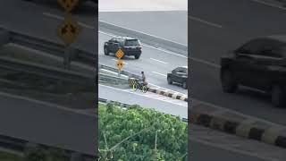 Orang jenis ini beli besi buruk dan mengganggu penduduk dengan bunyi motor yang sangat bising.