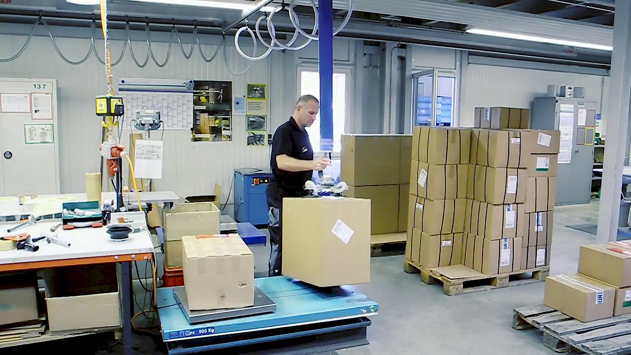 VacuQuicklift VQL: Handling von Kartons