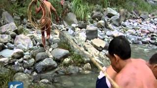 Naked boat towing: a central China tradition