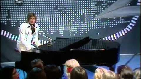 Barry Manilow - Trying To Get The Feeling (Live @TOTP in May 1976)