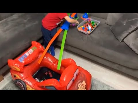 yusuf hot wheels arabalarını yarıştıyor. 🌧🚙🚑ve mcqeen içine suya düşüyorlar