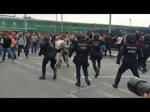 Cargas policiales en El Prat ante la oleada de manifestantes por la sentencia del procés