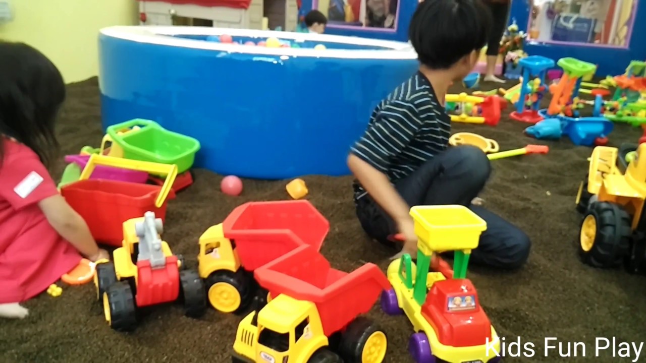 Bermain Mainan Anak Naik Odong Odong serta Mandi Bola