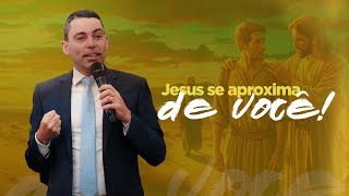 Jesus se Aproxima de Você | Encontro Reconfortante no Caminho para Emaús