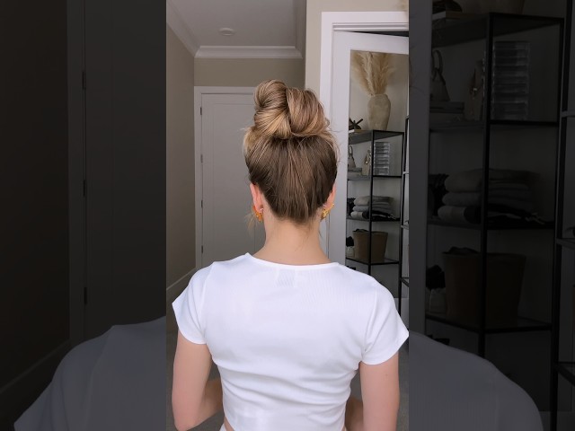 MESSY BUN TUTORIAL (SLO MO) class=