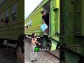 急いで走って！電車が出発しそうだよ！🚂⏰