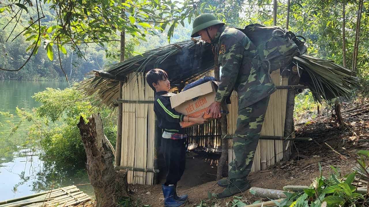 The orphan boy khai was lucky enough to receive daily necessities and food from a soldier