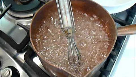 Come si toglie lo zucchero caramellato dalla pentola?
