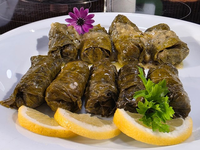 Japrak tradicional, japrak me miell misri dhe kek me gliko portokalli. Recetat e ditës