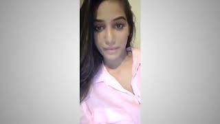 Poonam pandey showing tere boobs on there Instagram live