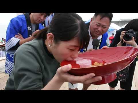 1升一気!どろめ祭り 大杯飲み干し大会(高知県・赤岡町)